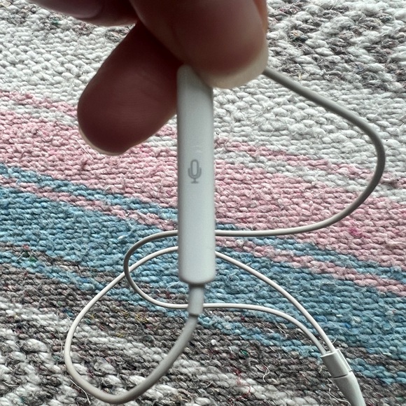 Apple Earphones with Remote and Mic for iPhone, iPod Touch, iPad (MB770G/A) - Picture 9 of 9